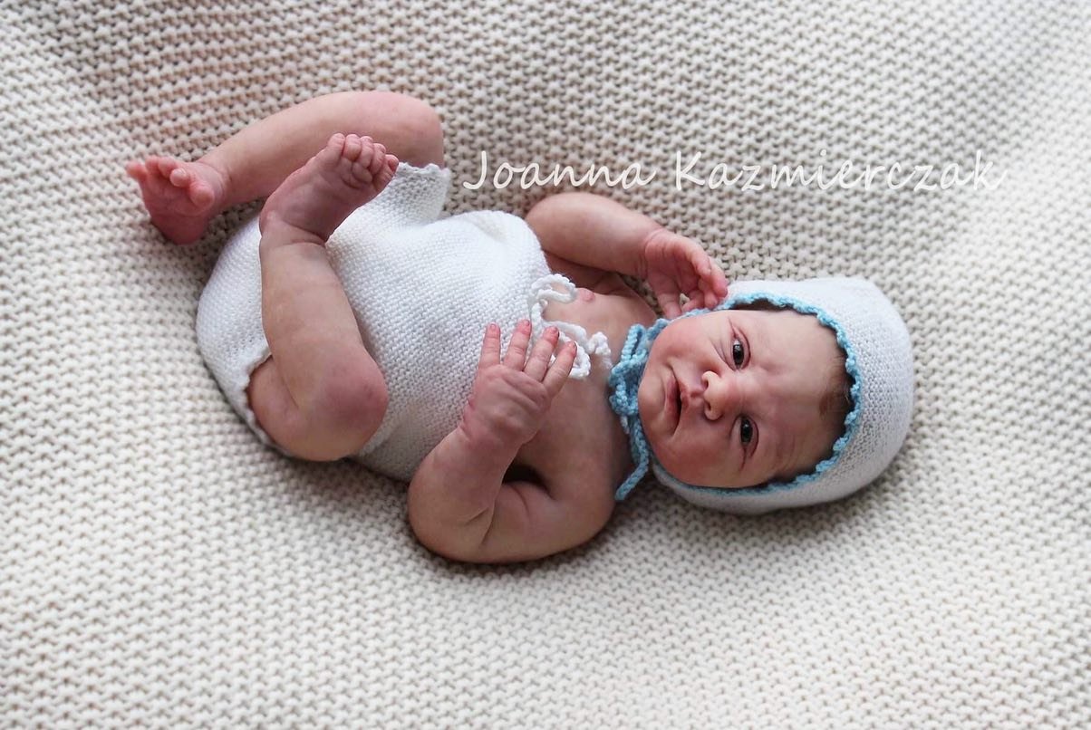 joanna_kazmierczak_-20220607-0063 Full body silicone doll Jude sleeping in blue outfit